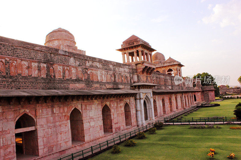 晚上的Jahaz Mahal/船宫景色